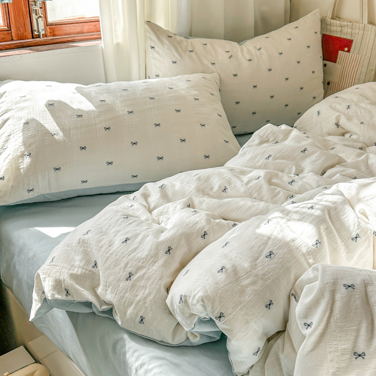 91家纺网 家纺一手货源 找家纺 田野 2026新款水洗棉提花人字小清新系列四件套 雾蓝蝴蝶结