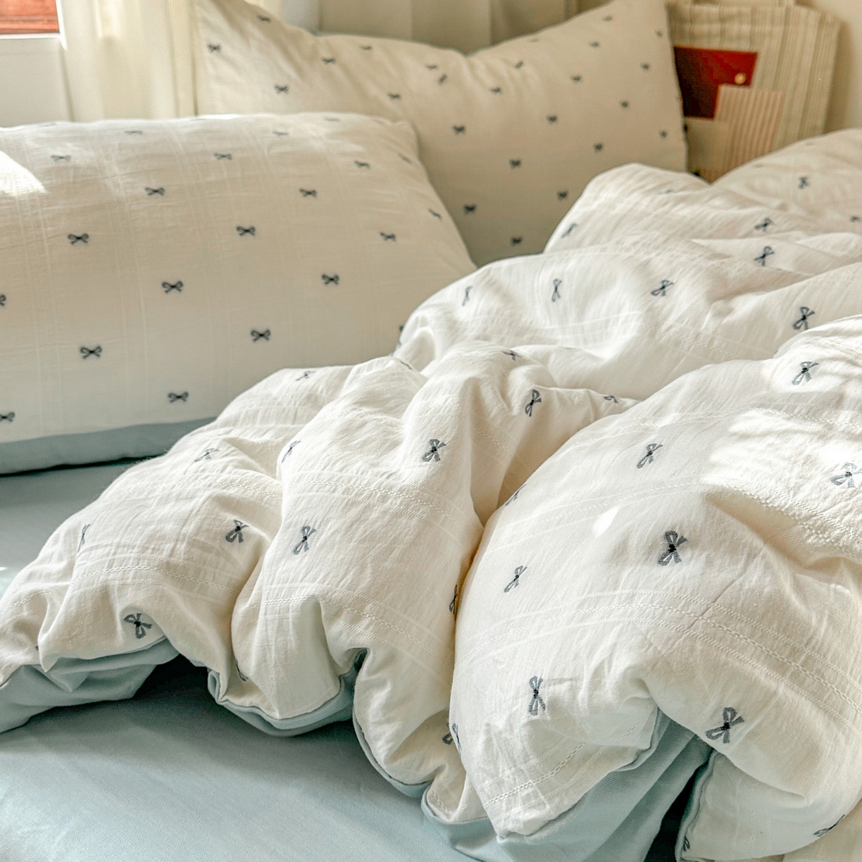 91家纺网 家纺一手货源 找家纺 田野 2026新款水洗棉提花人字小清新系列四件套 雾蓝蝴蝶结