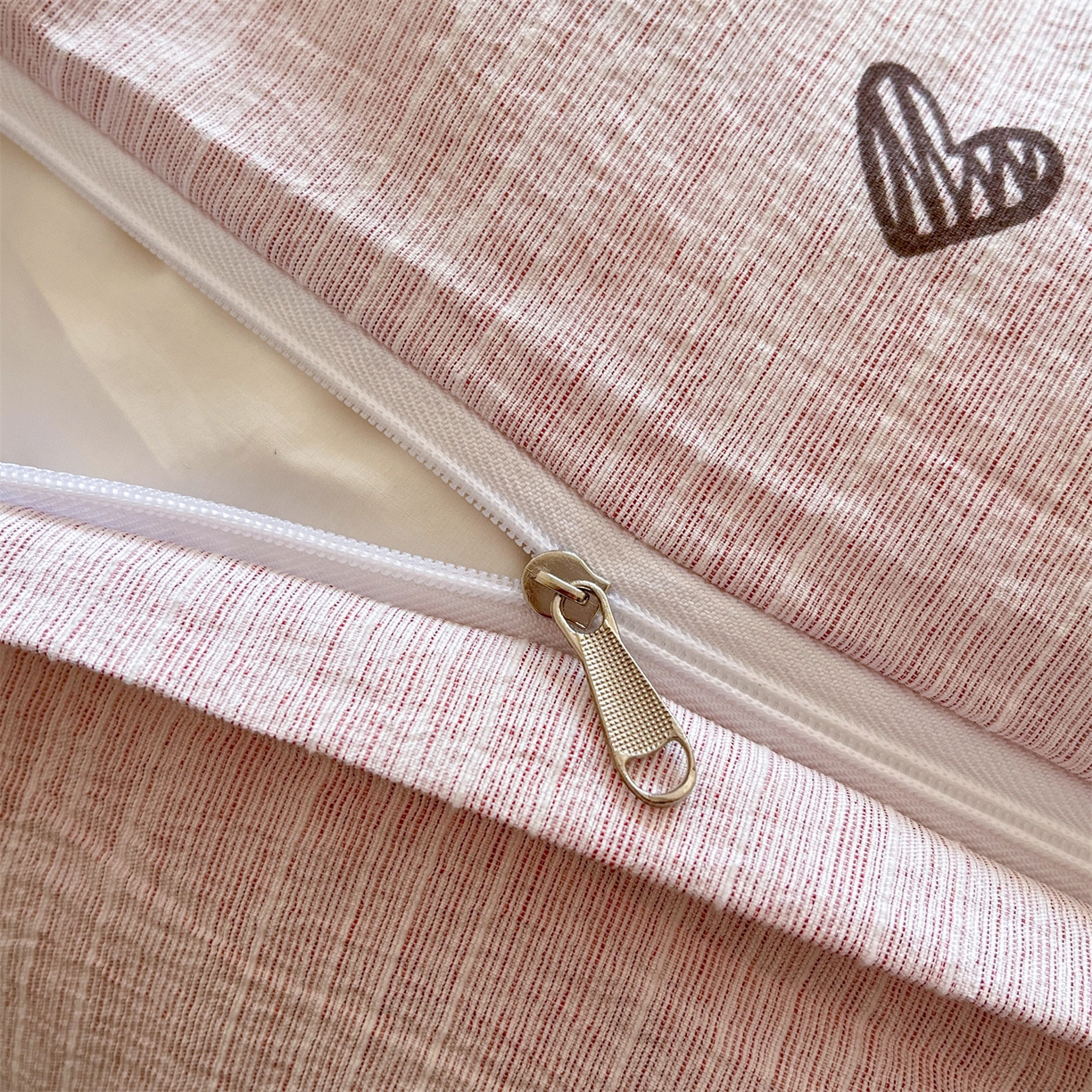 91家纺网 家纺一手货源 找家纺 盛秋家纺 2026春夏新款亲肤舒适色织四件套-洛基系列 邦尼熊+玫瑰粉