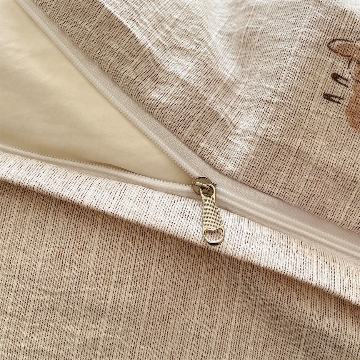 91家纺网 家纺一手货源 找家纺 盛秋家纺 2026春夏新款亲肤舒适色织四件套-洛基系列 肖恩+烟茶色