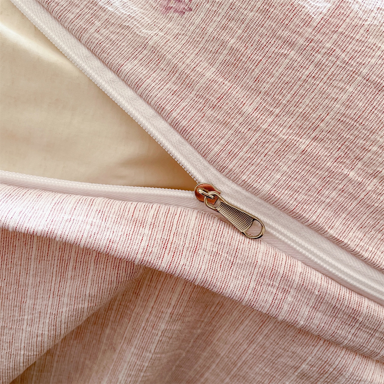 91家纺网 家纺一手货源 找家纺 盛秋家纺 2026春夏新款亲肤舒适色织四件套-洛基系列 云溪+玫瑰粉