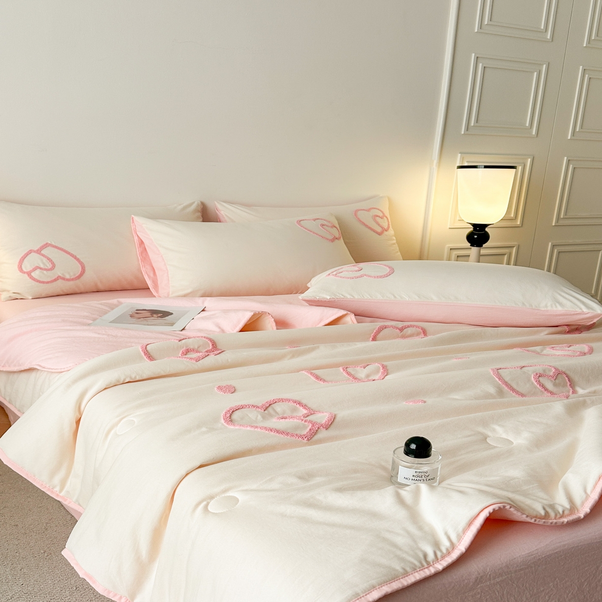 91家纺网 家纺一手货源 找家纺 遇见家居生活馆 2026新款水洗棉毛巾绣夏被四件套-艾拉 艾拉-爱心米白+嫩粉