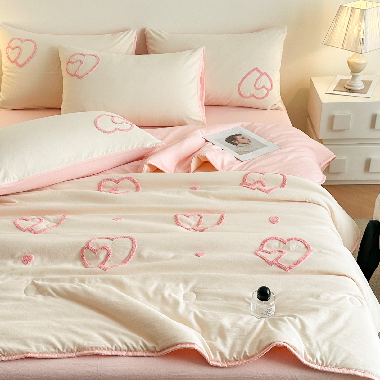 91家纺网 家纺一手货源 找家纺 遇见家居生活馆 2026新款水洗棉毛巾绣夏被四件套-艾拉 艾拉-爱心米白+嫩粉