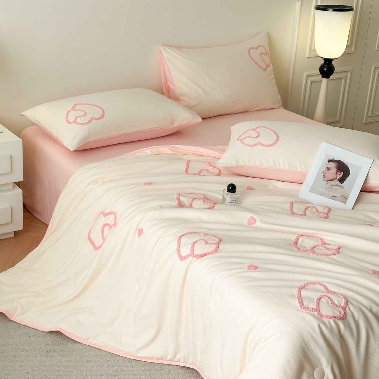 91家纺网 家纺一手货源 找家纺 遇见家居生活馆 2026新款水洗棉毛巾绣夏被四件套-艾拉 艾拉-爱心米白+嫩粉