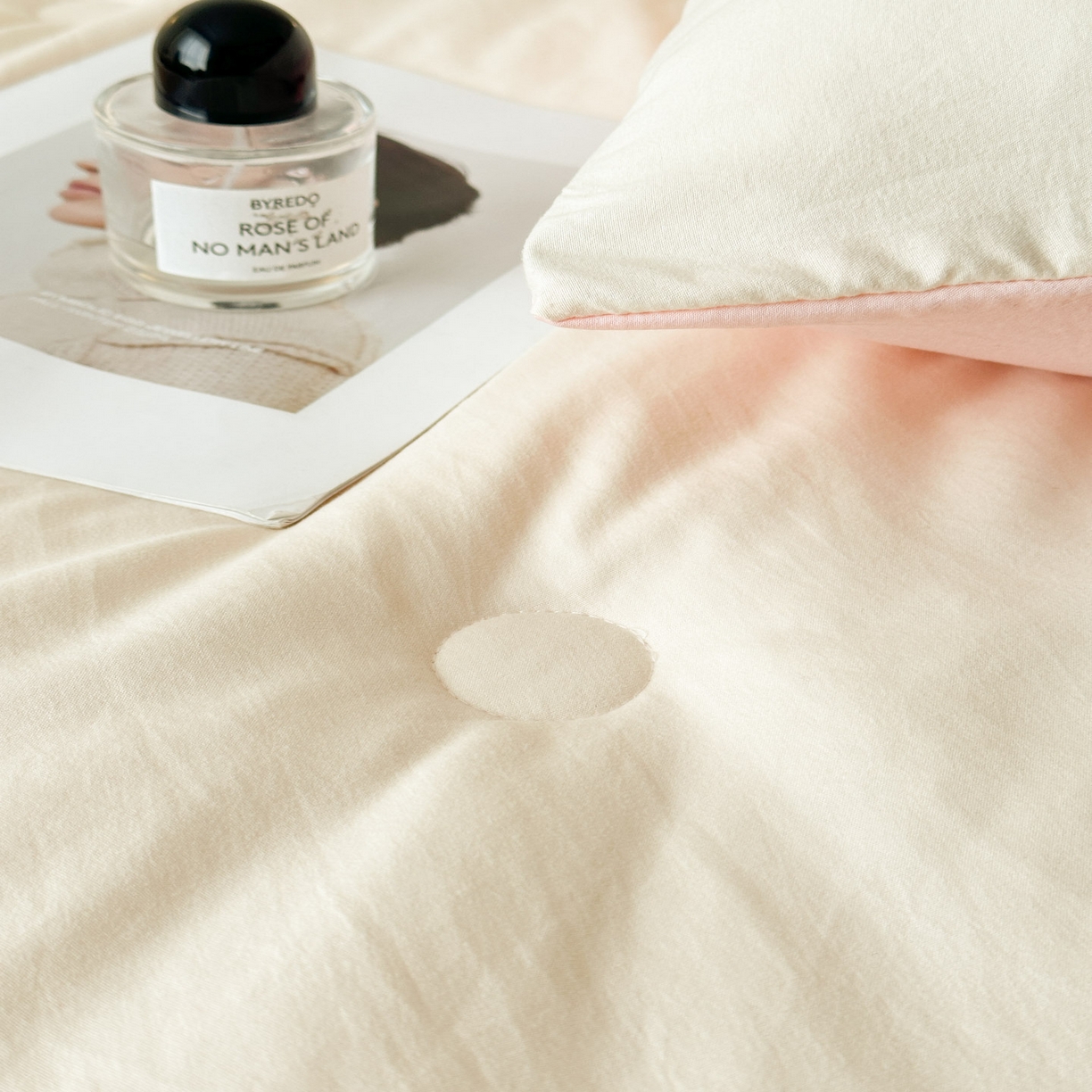 91家纺网 家纺一手货源 找家纺 遇见家居生活馆 2026新款水洗棉毛巾绣夏被四件套-艾拉 艾拉-爱心米白+嫩粉