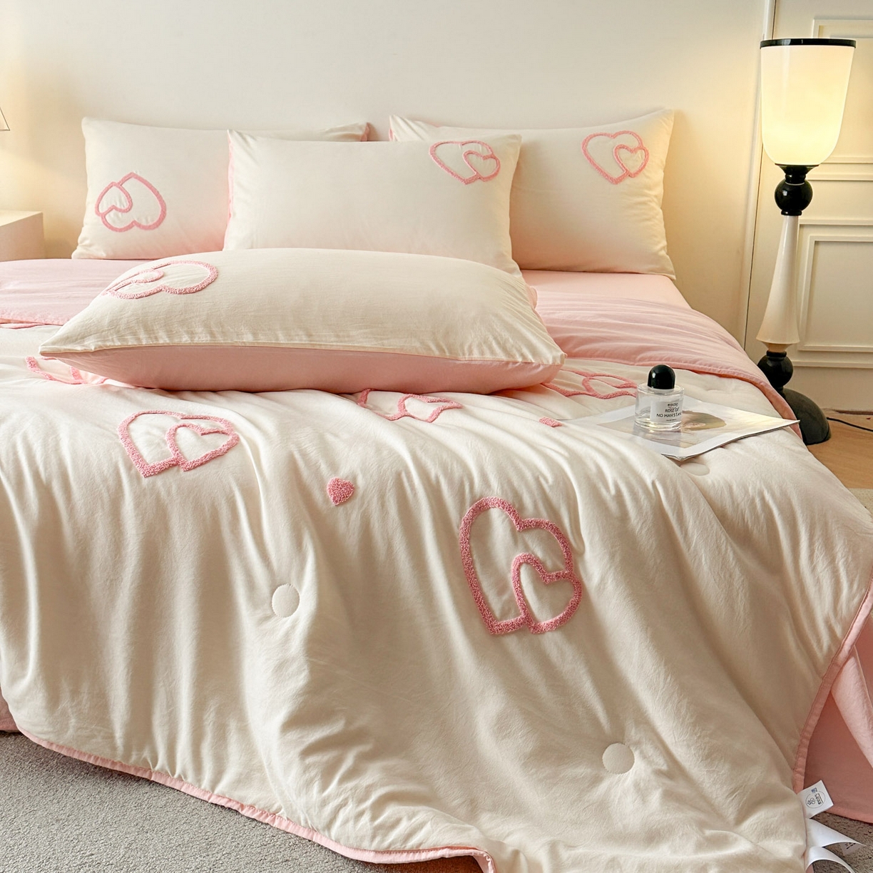 91家纺网 家纺一手货源 找家纺 遇见家居生活馆 2026新款水洗棉毛巾绣夏被四件套-艾拉 艾拉-爱心米白+嫩粉
