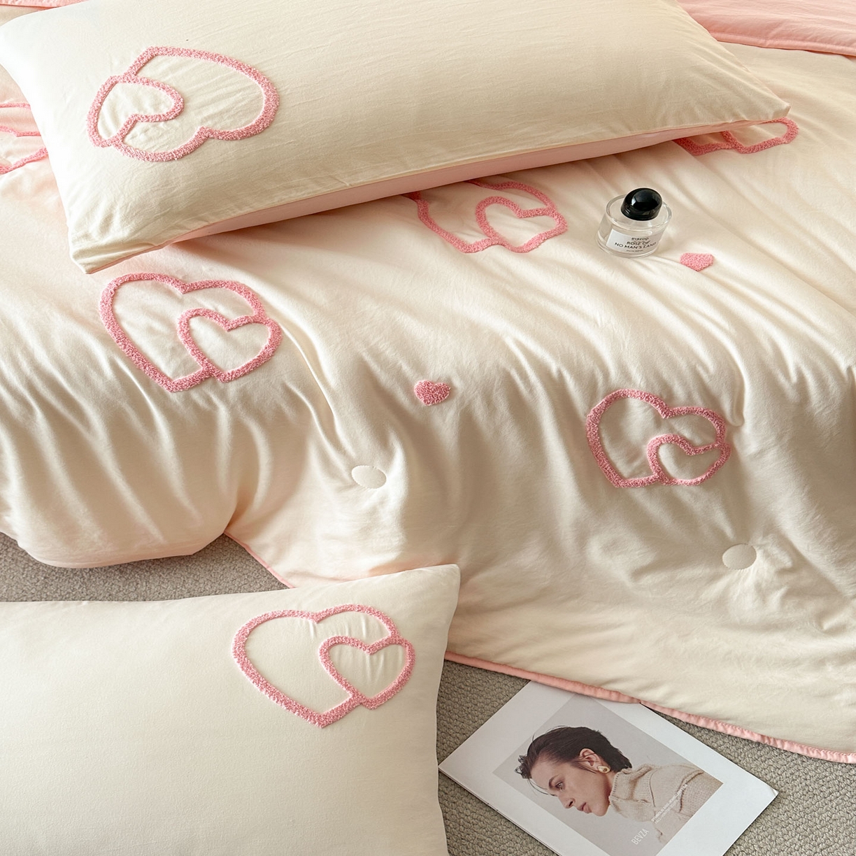 91家纺网 家纺一手货源 找家纺 遇见家居生活馆 2026新款水洗棉毛巾绣夏被四件套-艾拉 艾拉-爱心米白+嫩粉