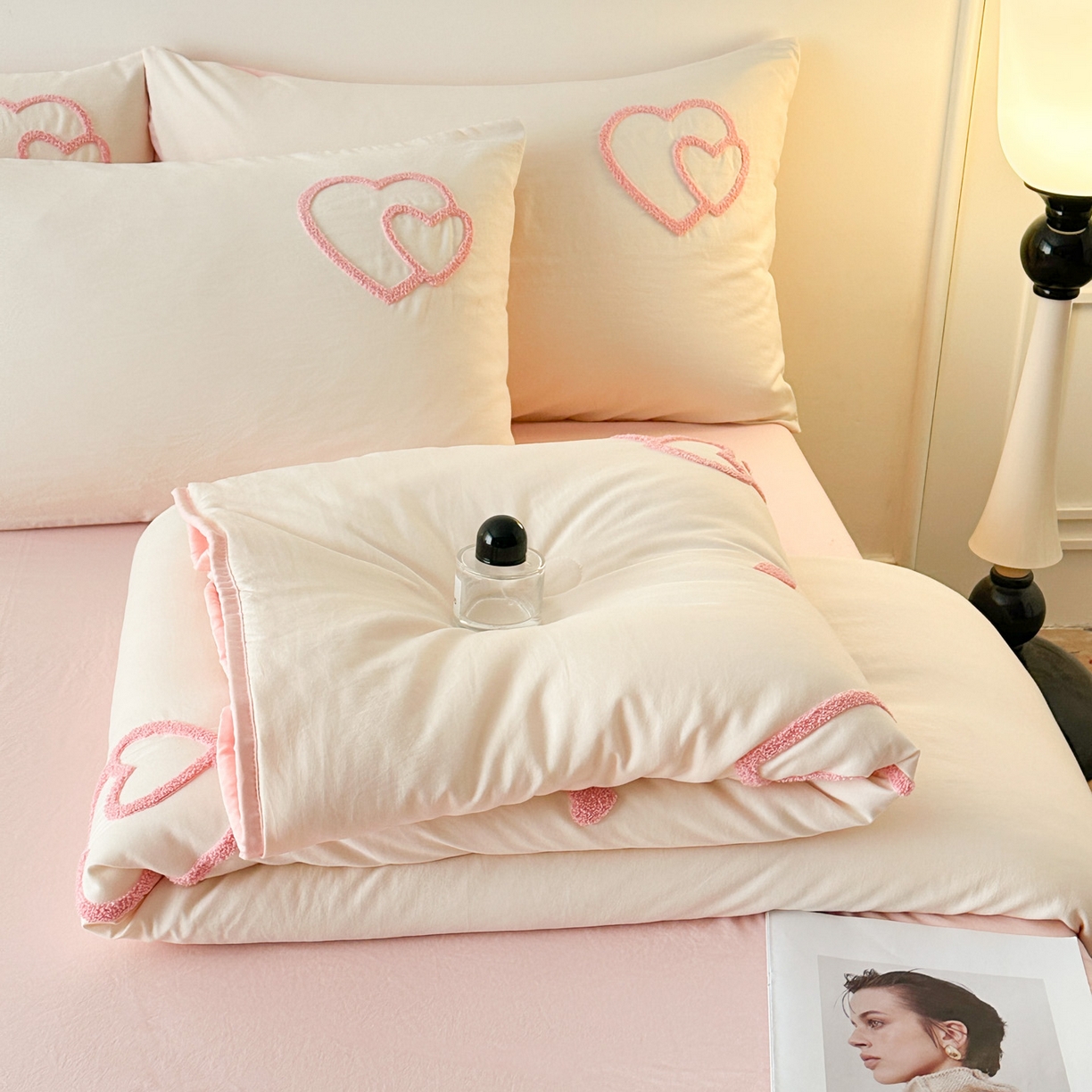 91家纺网 家纺一手货源 找家纺 遇见家居生活馆 2026新款水洗棉毛巾绣夏被四件套-艾拉 艾拉-爱心米白+嫩粉