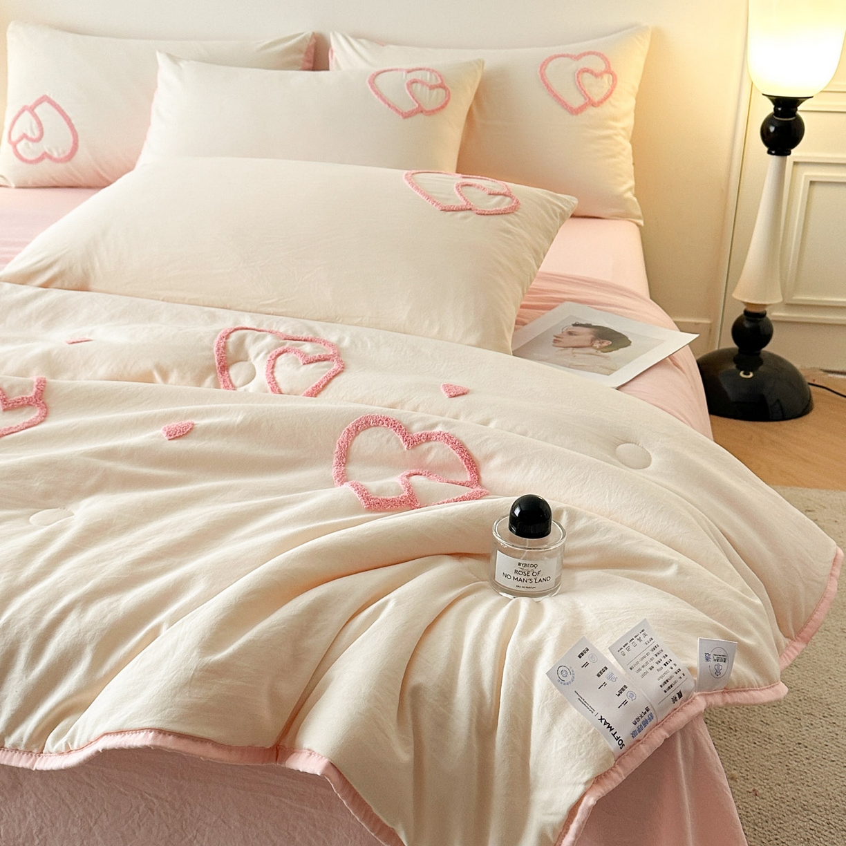 91家纺网 家纺一手货源 找家纺 遇见家居生活馆 2026新款水洗棉毛巾绣夏被四件套-艾拉 艾拉-爱心米白+嫩粉