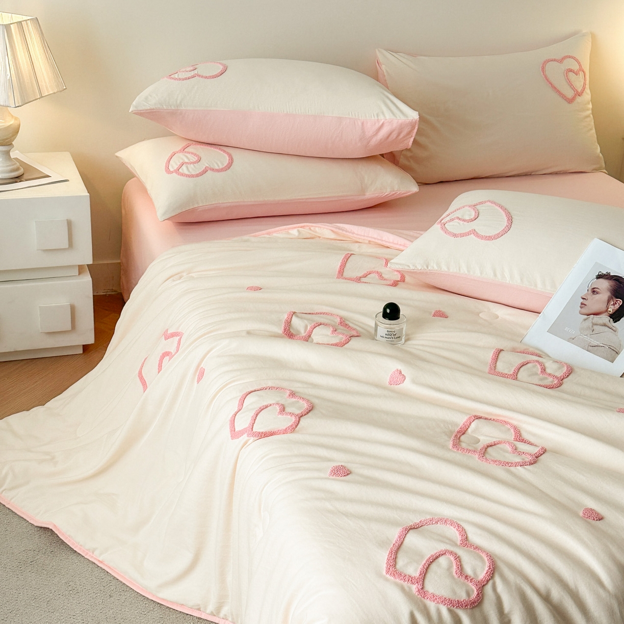 91家纺网 家纺一手货源 找家纺 遇见家居生活馆 2026新款水洗棉毛巾绣夏被四件套-艾拉 艾拉-爱心米白+嫩粉