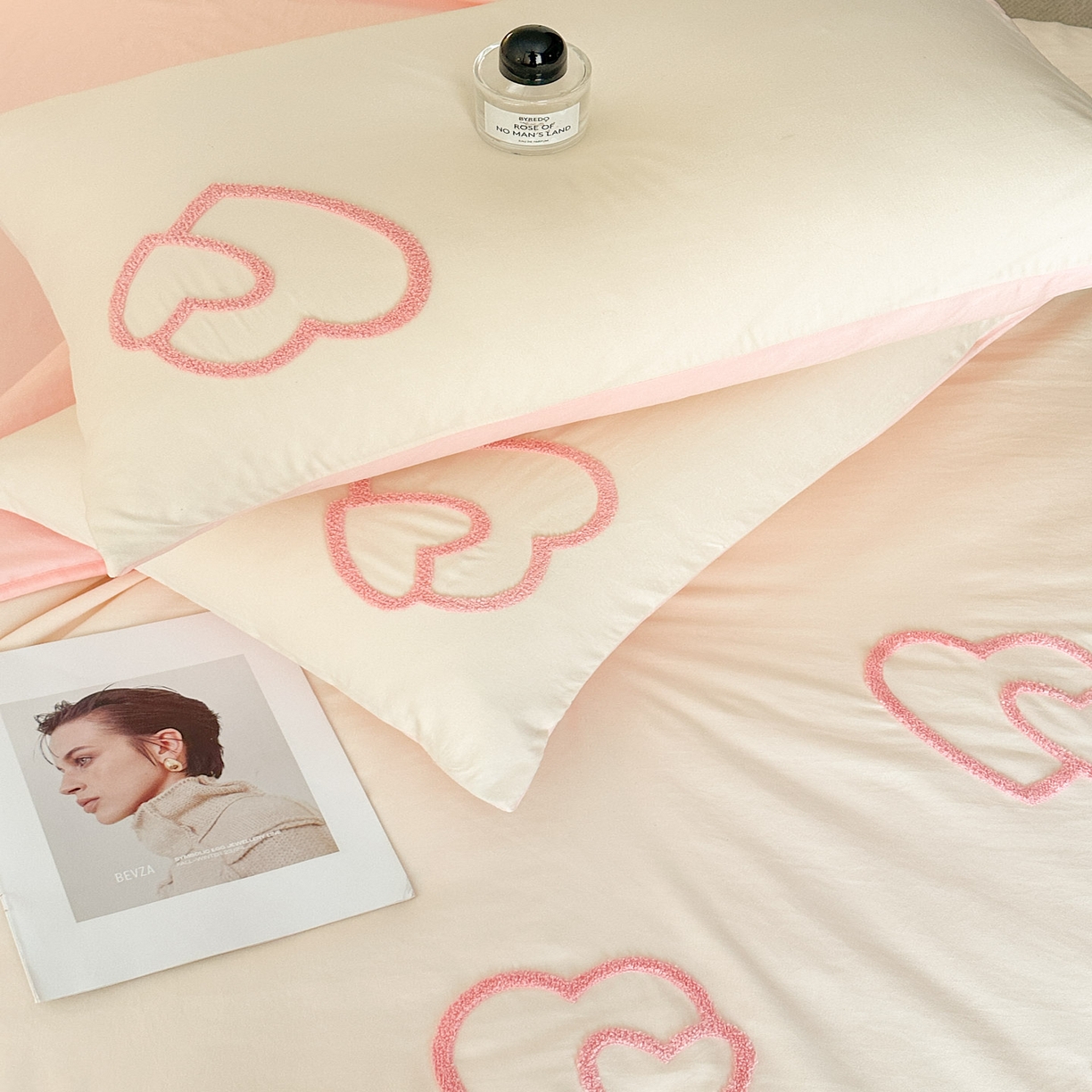 91家纺网 家纺一手货源 找家纺 遇见家居生活馆 2026新款水洗棉毛巾绣夏被四件套-艾拉 艾拉-爱心米白+嫩粉