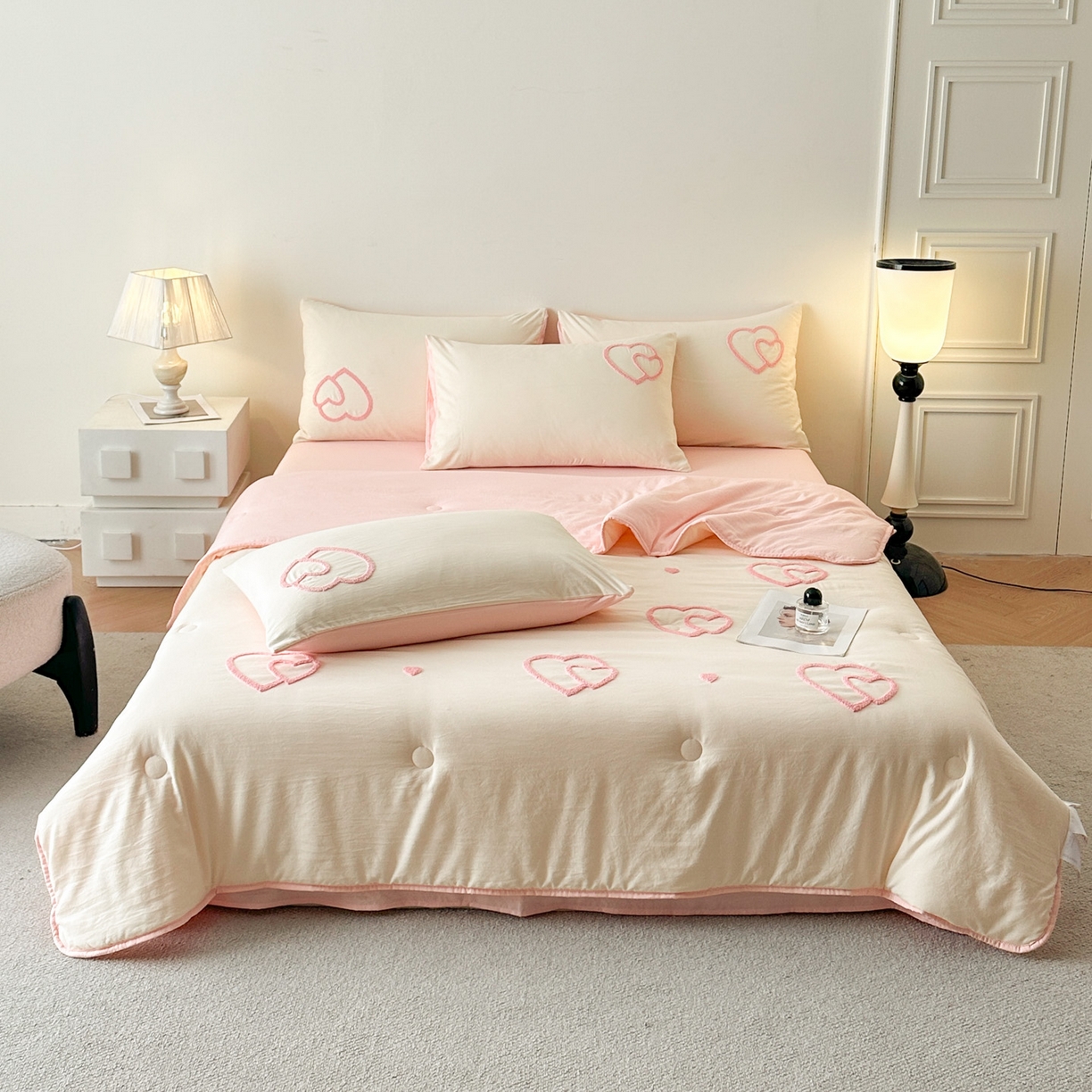 91家纺网 家纺一手货源 找家纺 遇见家居生活馆 2026新款水洗棉毛巾绣夏被四件套-艾拉 艾拉-爱心米白+嫩粉