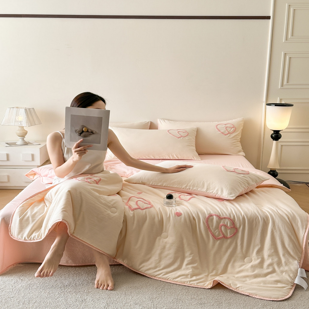 91家纺网 家纺一手货源 找家纺 遇见家居生活馆 2026新款水洗棉毛巾绣夏被四件套-艾拉 艾拉-爱心米白+嫩粉