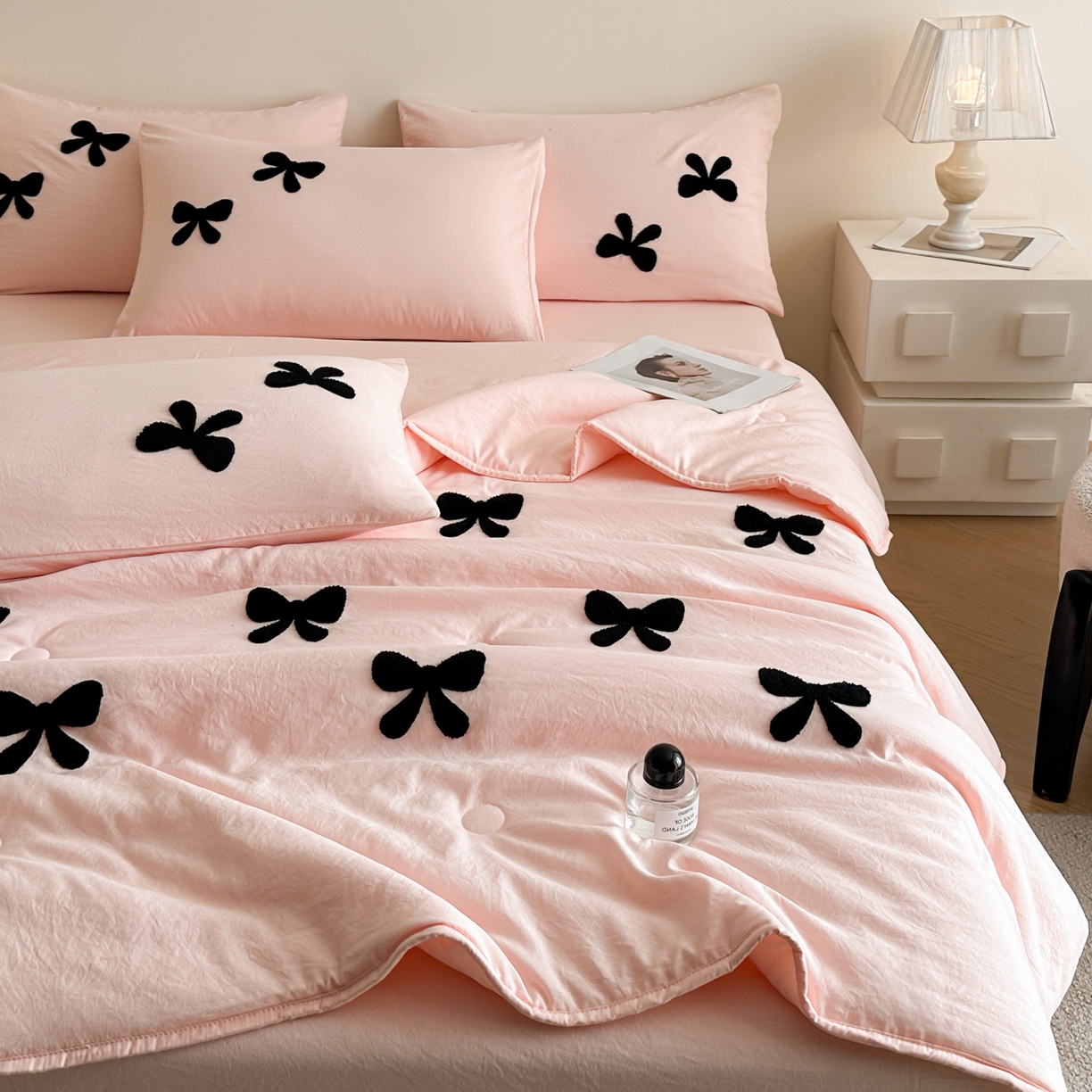 91家纺网 家纺一手货源 找家纺 遇见家居生活馆 2026新款水洗棉毛巾绣夏被四件套-艾拉 艾拉-蝴蝶结嫩粉