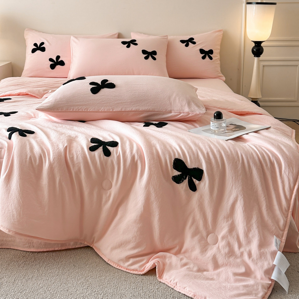 91家纺网 家纺一手货源 找家纺 遇见家居生活馆 2026新款水洗棉毛巾绣夏被四件套-艾拉 艾拉-蝴蝶结嫩粉