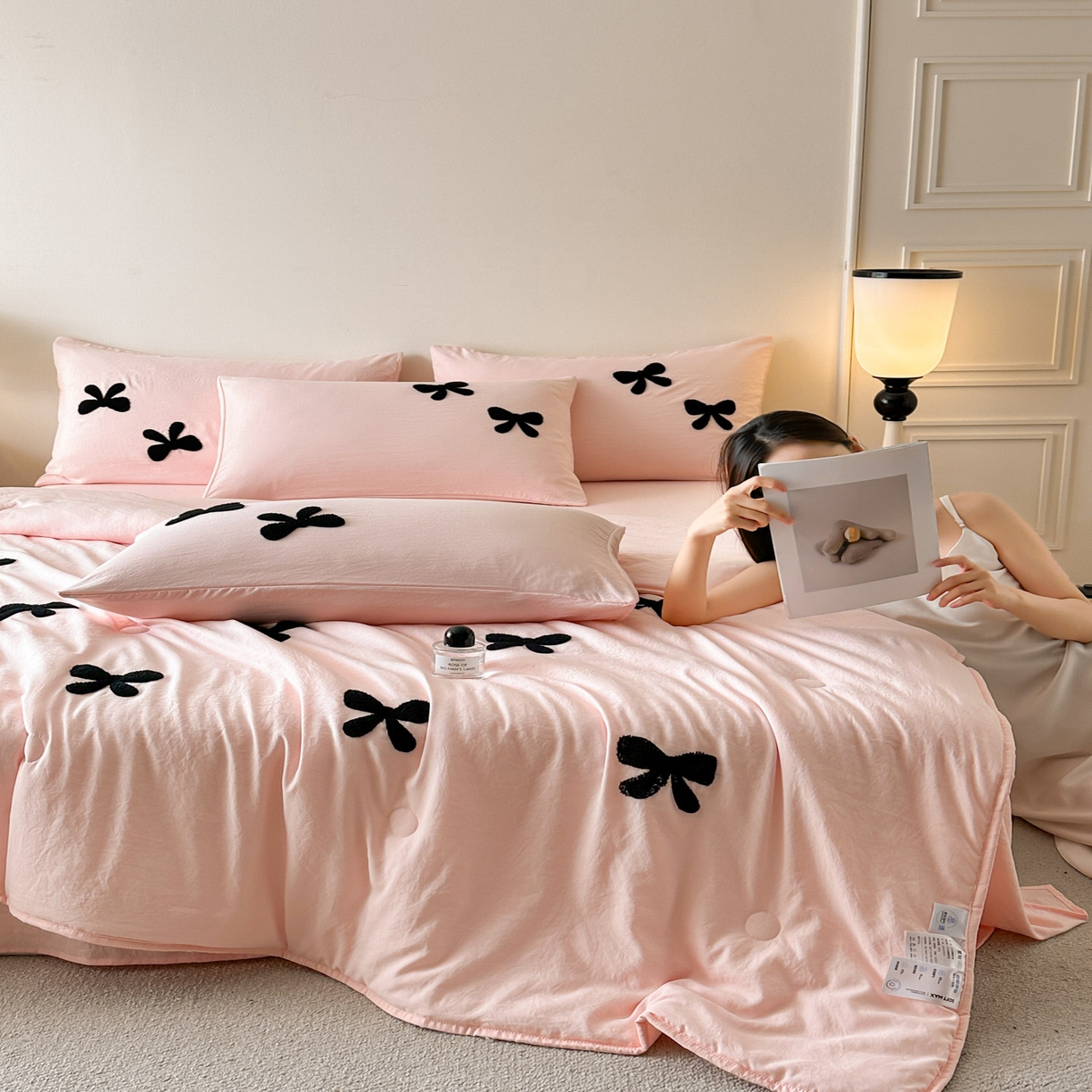 91家纺网 家纺一手货源 找家纺 遇见家居生活馆 2026新款水洗棉毛巾绣夏被四件套-艾拉 艾拉-蝴蝶结嫩粉