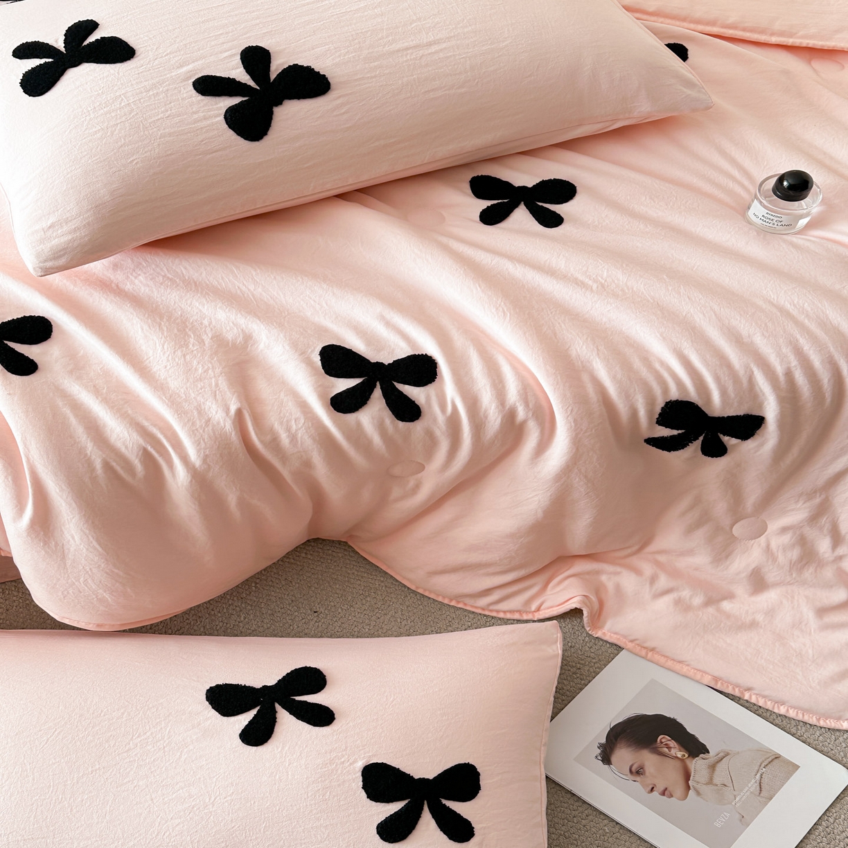 91家纺网 家纺一手货源 找家纺 遇见家居生活馆 2026新款水洗棉毛巾绣夏被四件套-艾拉 艾拉-蝴蝶结嫩粉