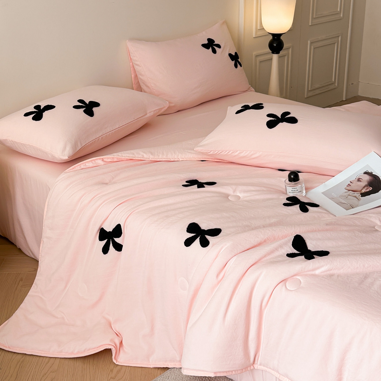 91家纺网 家纺一手货源 找家纺 遇见家居生活馆 2026新款水洗棉毛巾绣夏被四件套-艾拉 艾拉-蝴蝶结嫩粉