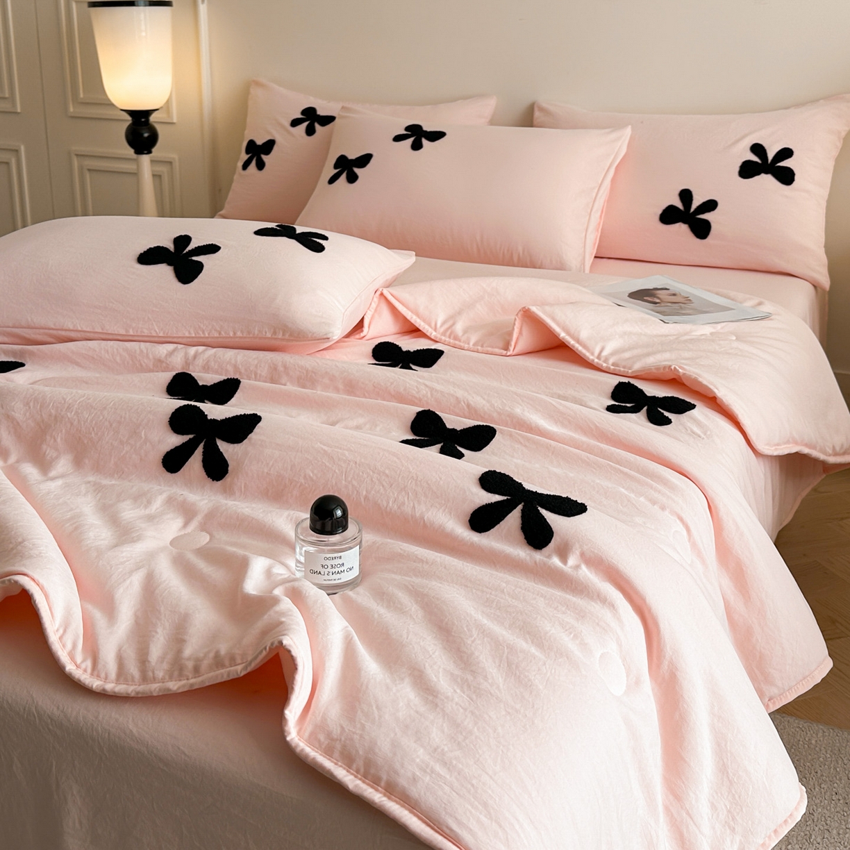 91家纺网 家纺一手货源 找家纺 遇见家居生活馆 2026新款水洗棉毛巾绣夏被四件套-艾拉 艾拉-蝴蝶结嫩粉