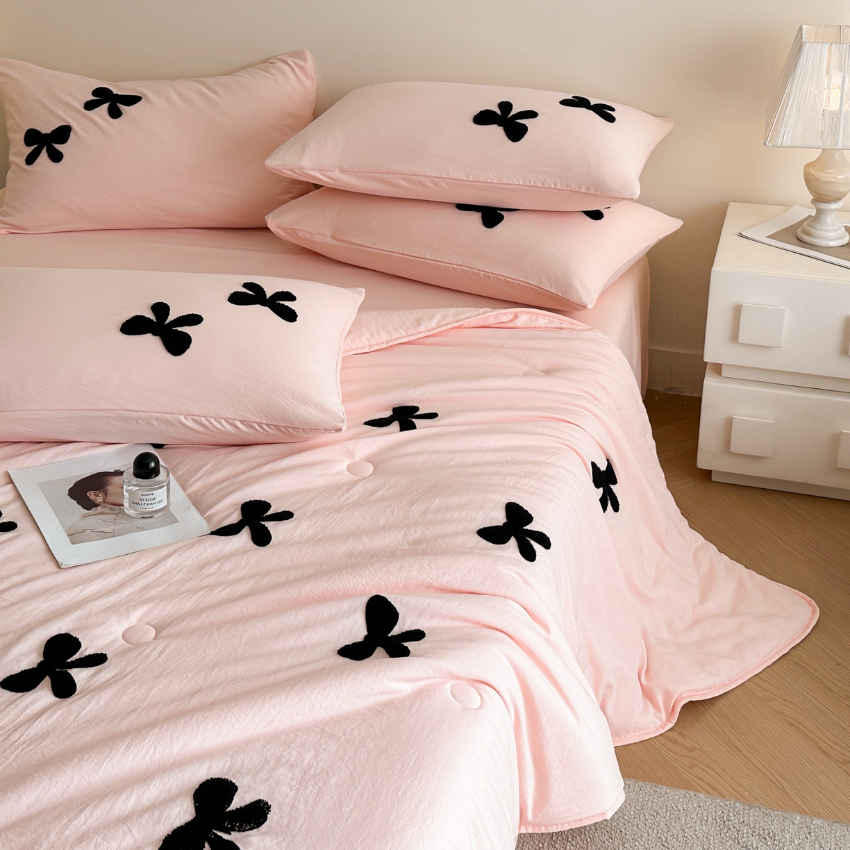 91家纺网 家纺一手货源 找家纺 遇见家居生活馆 2026新款水洗棉毛巾绣夏被四件套-艾拉 艾拉-蝴蝶结嫩粉