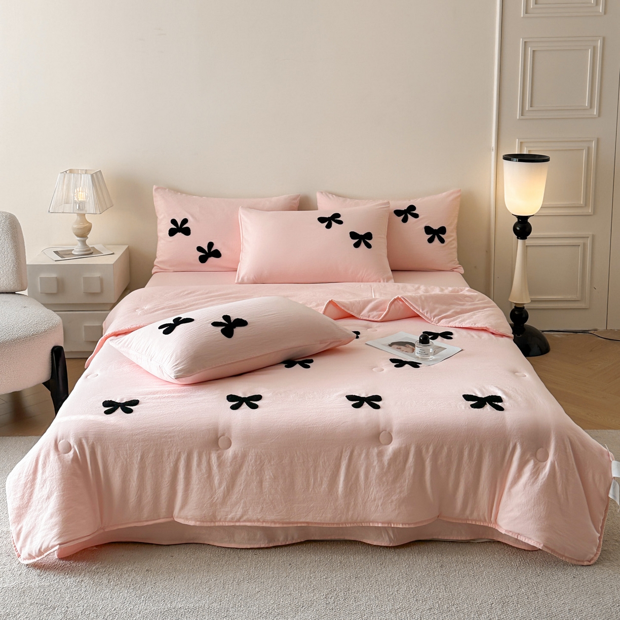 91家纺网 家纺一手货源 找家纺 遇见家居生活馆 2026新款水洗棉毛巾绣夏被四件套-艾拉 艾拉-蝴蝶结嫩粉