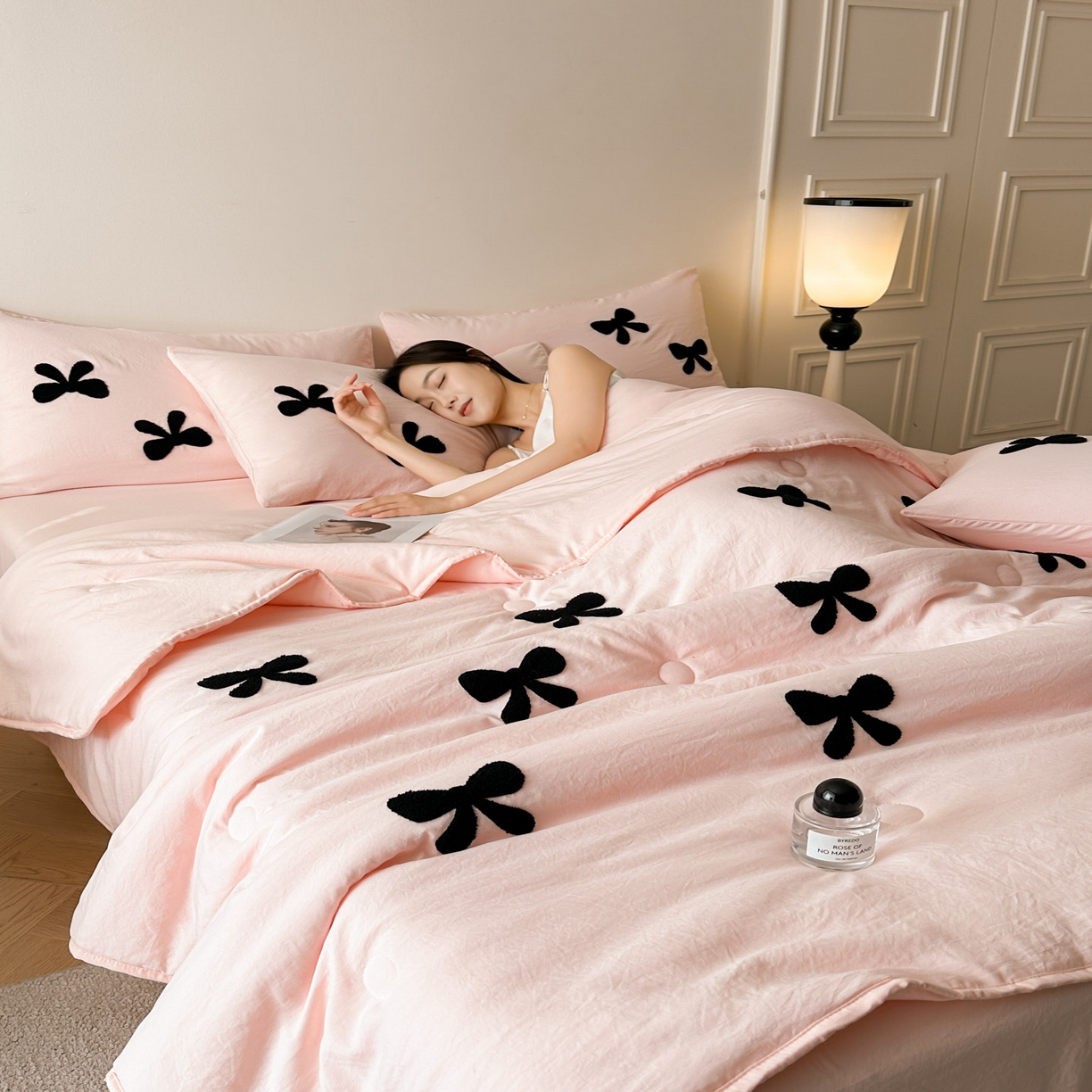 91家纺网 家纺一手货源 找家纺 遇见家居生活馆 2026新款水洗棉毛巾绣夏被四件套-艾拉 艾拉-蝴蝶结嫩粉