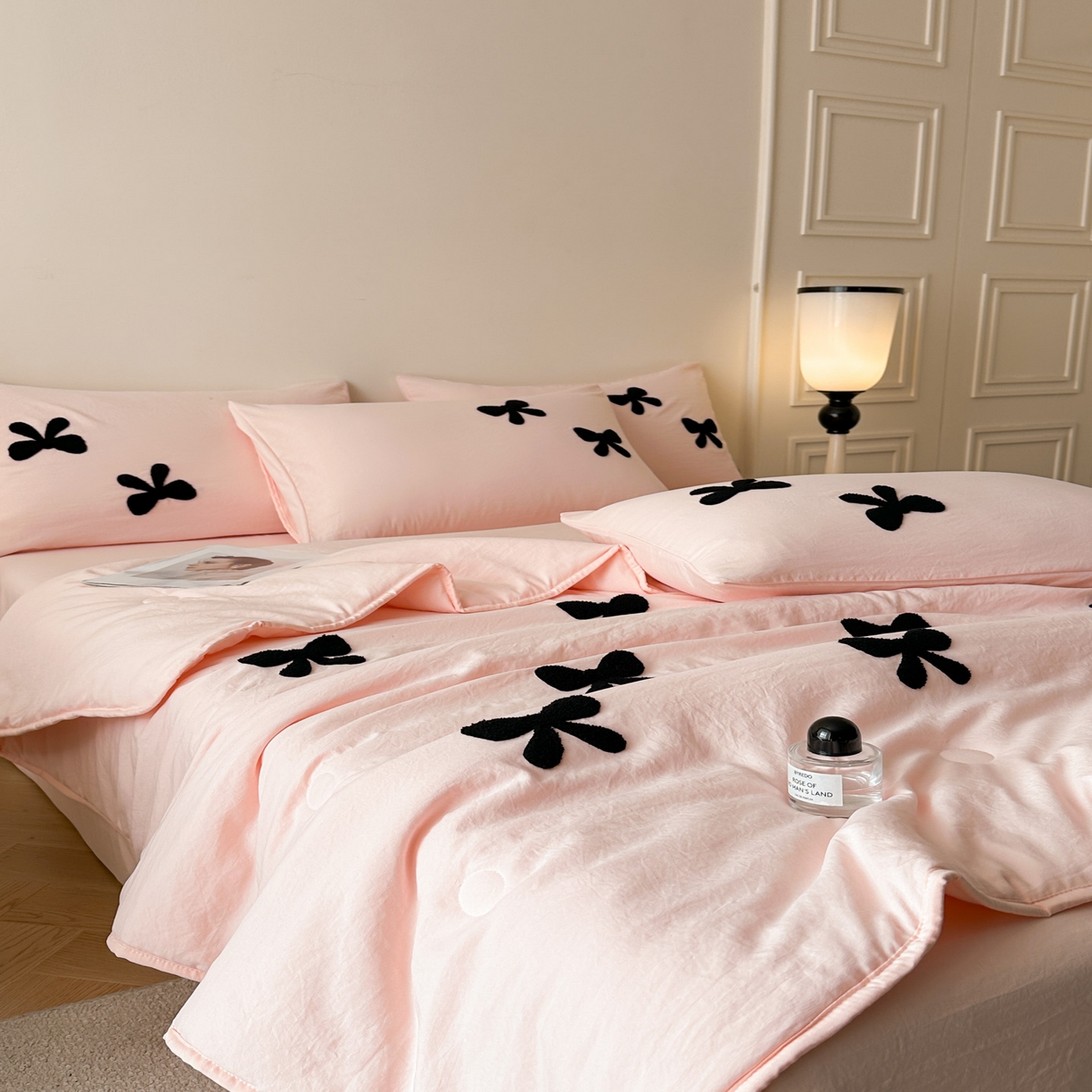 91家纺网 家纺一手货源 找家纺 遇见家居生活馆 2026新款水洗棉毛巾绣夏被四件套-艾拉 艾拉-蝴蝶结嫩粉