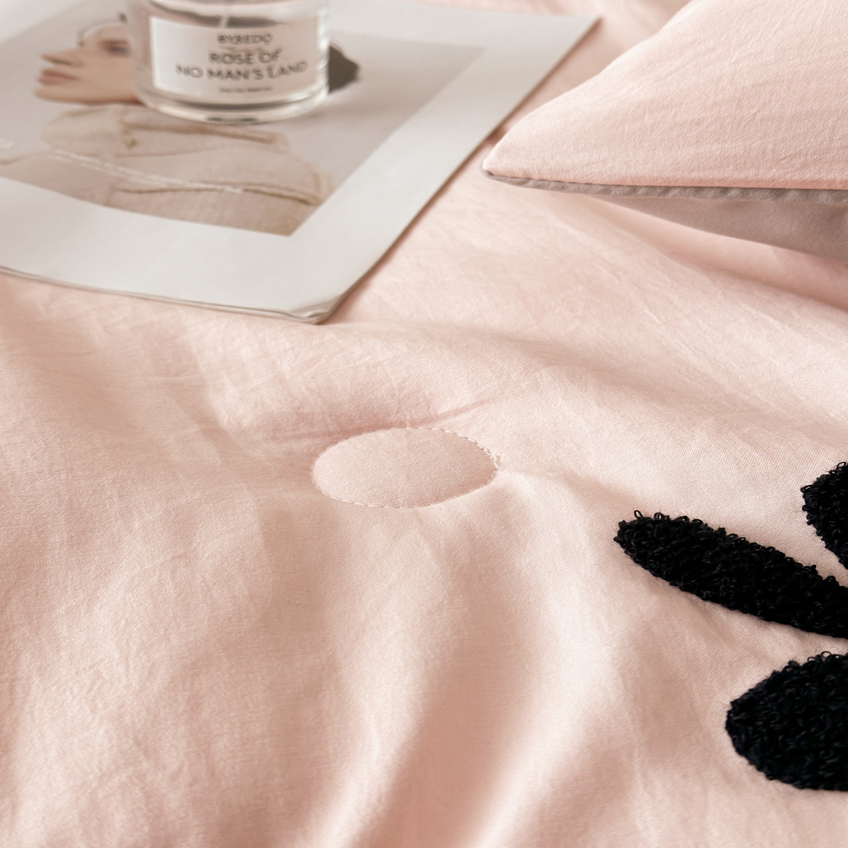 91家纺网 家纺一手货源 找家纺 遇见家居生活馆 2026新款水洗棉毛巾绣夏被四件套-艾拉 艾拉-蝴蝶结嫩粉+浅灰