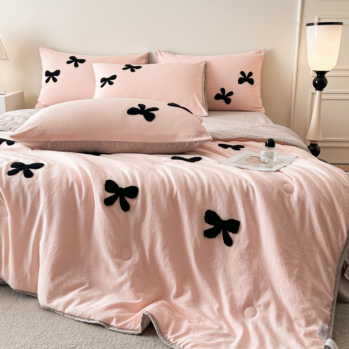 91家纺网 家纺一手货源 找家纺 遇见家居生活馆 2026新款水洗棉毛巾绣夏被四件套-艾拉 艾拉-蝴蝶结嫩粉+浅灰