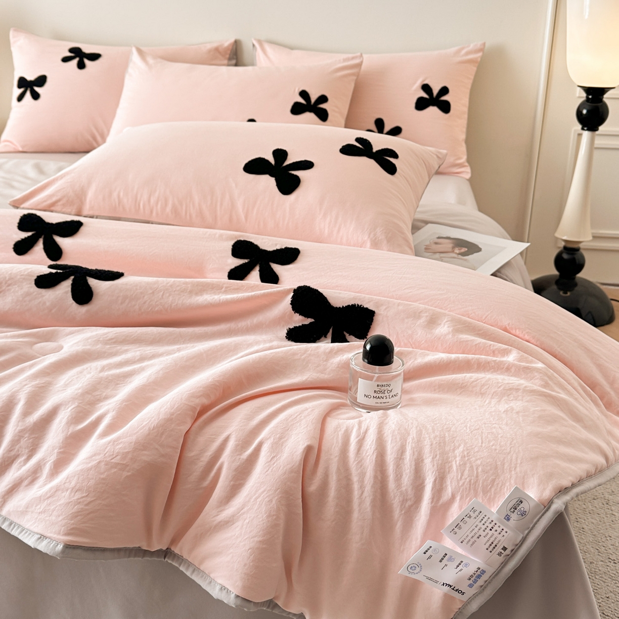 91家纺网 家纺一手货源 找家纺 遇见家居生活馆 2026新款水洗棉毛巾绣夏被四件套-艾拉 艾拉-蝴蝶结嫩粉+浅灰