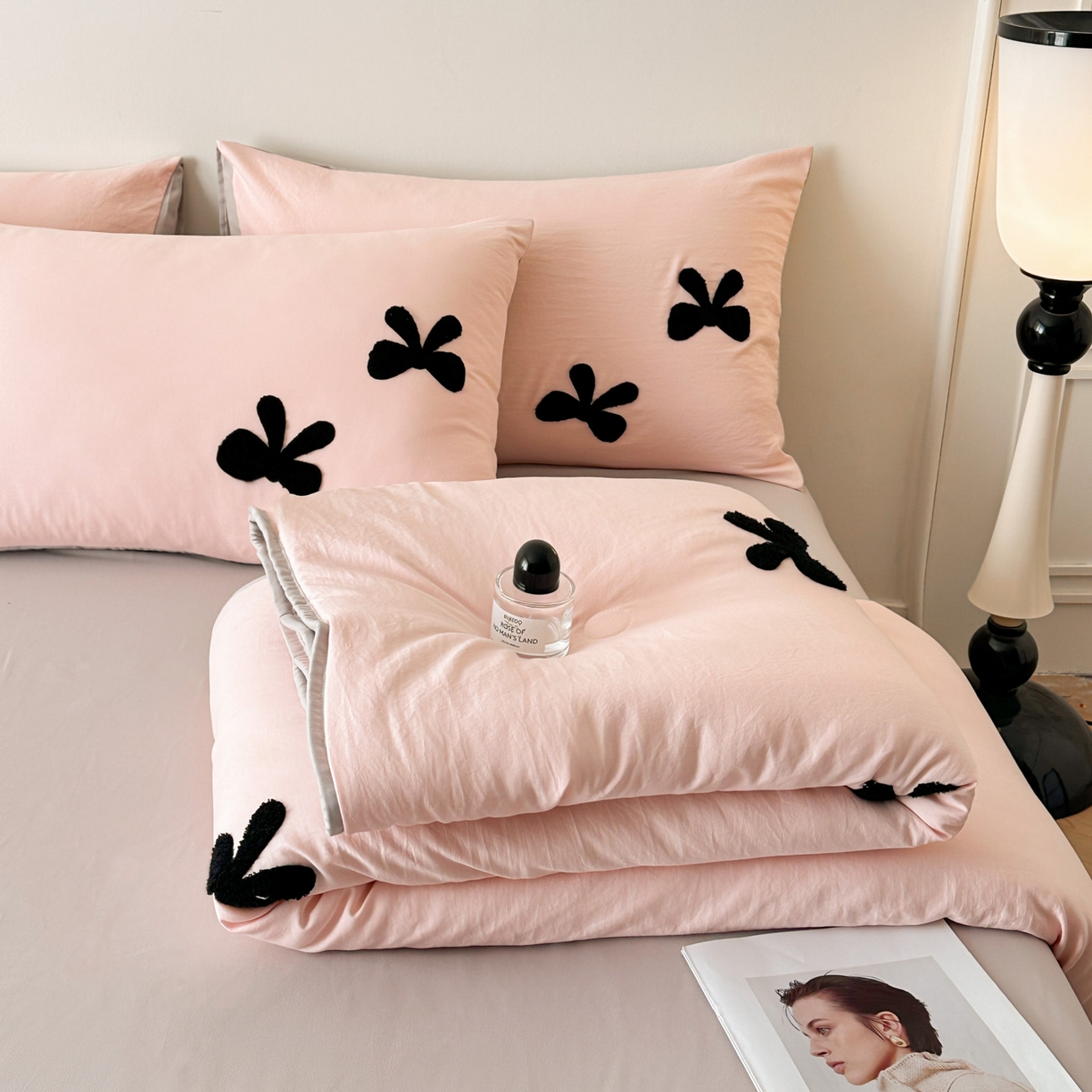 91家纺网 家纺一手货源 找家纺 遇见家居生活馆 2026新款水洗棉毛巾绣夏被四件套-艾拉 艾拉-蝴蝶结嫩粉+浅灰