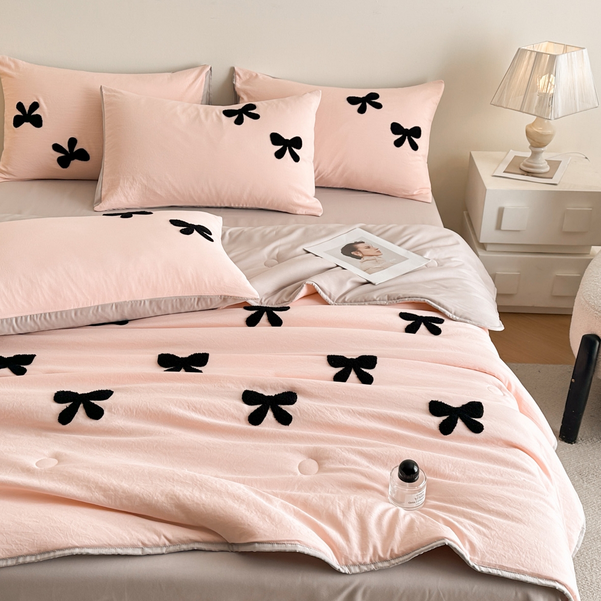 91家纺网 家纺一手货源 找家纺 遇见家居生活馆 2026新款水洗棉毛巾绣夏被四件套-艾拉 艾拉-蝴蝶结嫩粉+浅灰