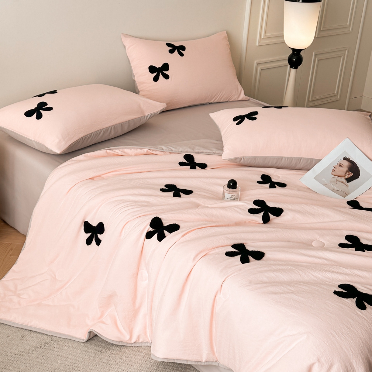 91家纺网 家纺一手货源 找家纺 遇见家居生活馆 2026新款水洗棉毛巾绣夏被四件套-艾拉 艾拉-蝴蝶结嫩粉+浅灰