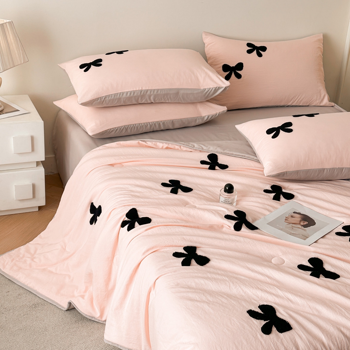 91家纺网 家纺一手货源 找家纺 遇见家居生活馆 2026新款水洗棉毛巾绣夏被四件套-艾拉 艾拉-蝴蝶结嫩粉+浅灰