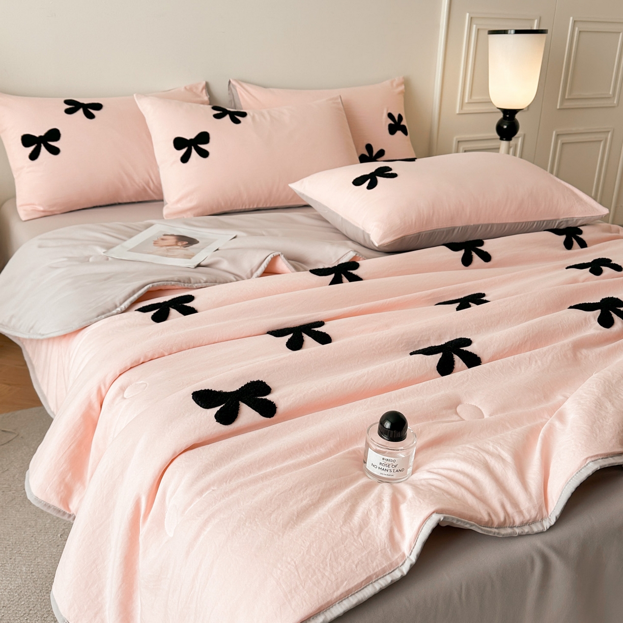 91家纺网 家纺一手货源 找家纺 遇见家居生活馆 2026新款水洗棉毛巾绣夏被四件套-艾拉 艾拉-蝴蝶结嫩粉+浅灰