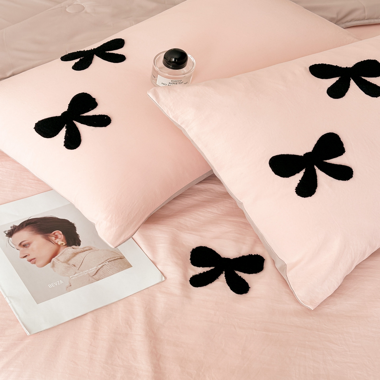 91家纺网 家纺一手货源 找家纺 遇见家居生活馆 2026新款水洗棉毛巾绣夏被四件套-艾拉 艾拉-蝴蝶结嫩粉+浅灰