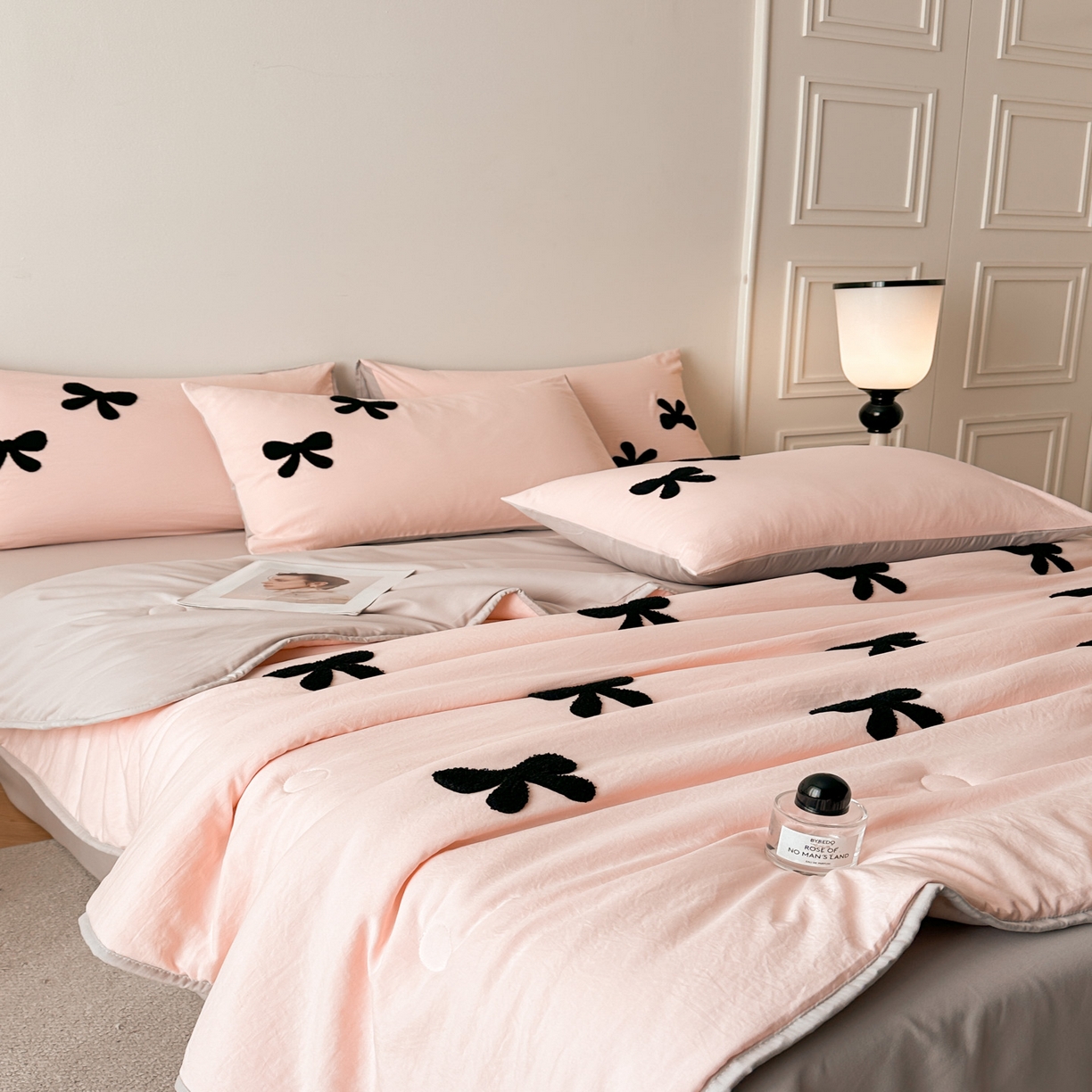 91家纺网 家纺一手货源 找家纺 遇见家居生活馆 2026新款水洗棉毛巾绣夏被四件套-艾拉 艾拉-蝴蝶结嫩粉+浅灰