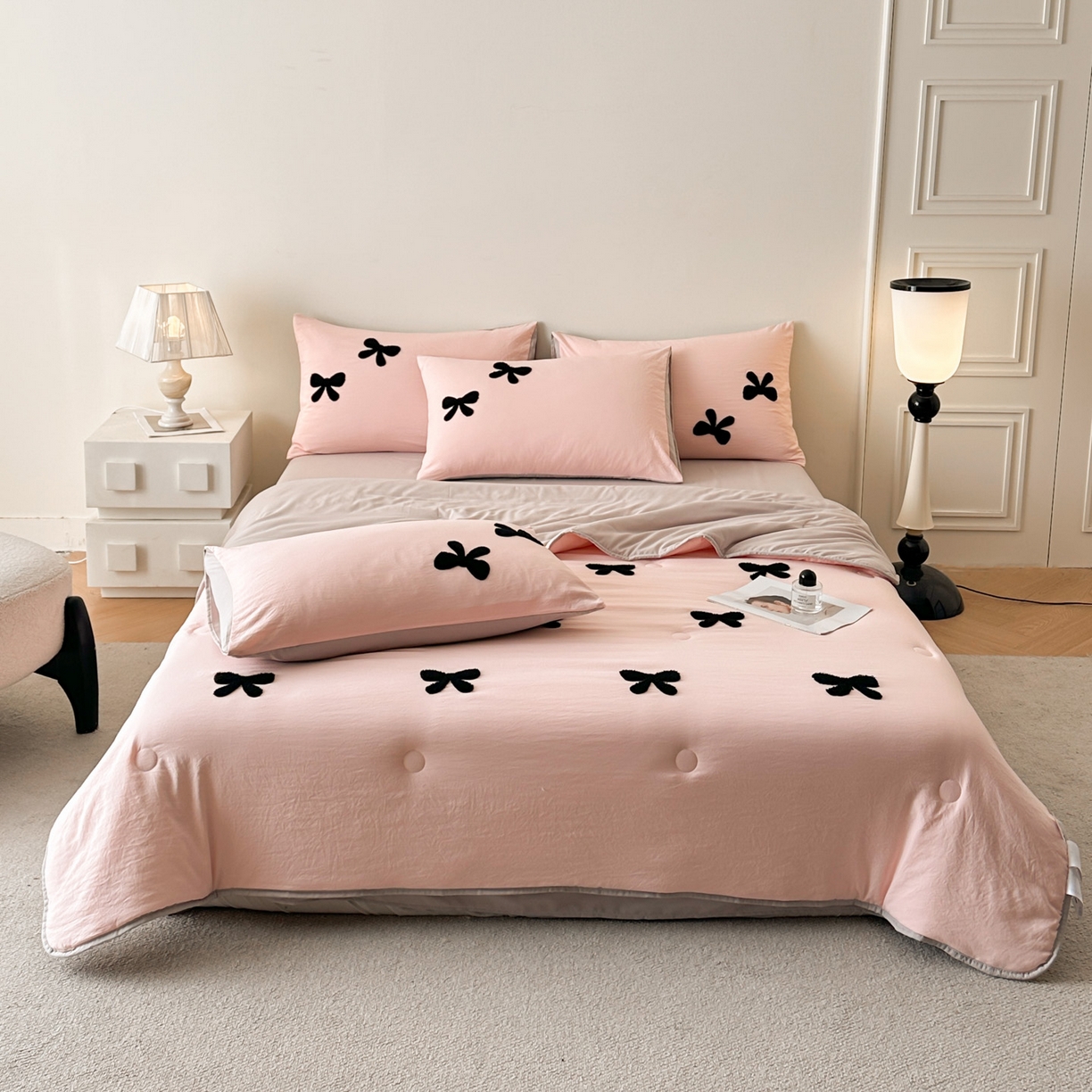 91家纺网 家纺一手货源 找家纺 遇见家居生活馆 2026新款水洗棉毛巾绣夏被四件套-艾拉 艾拉-蝴蝶结嫩粉+浅灰