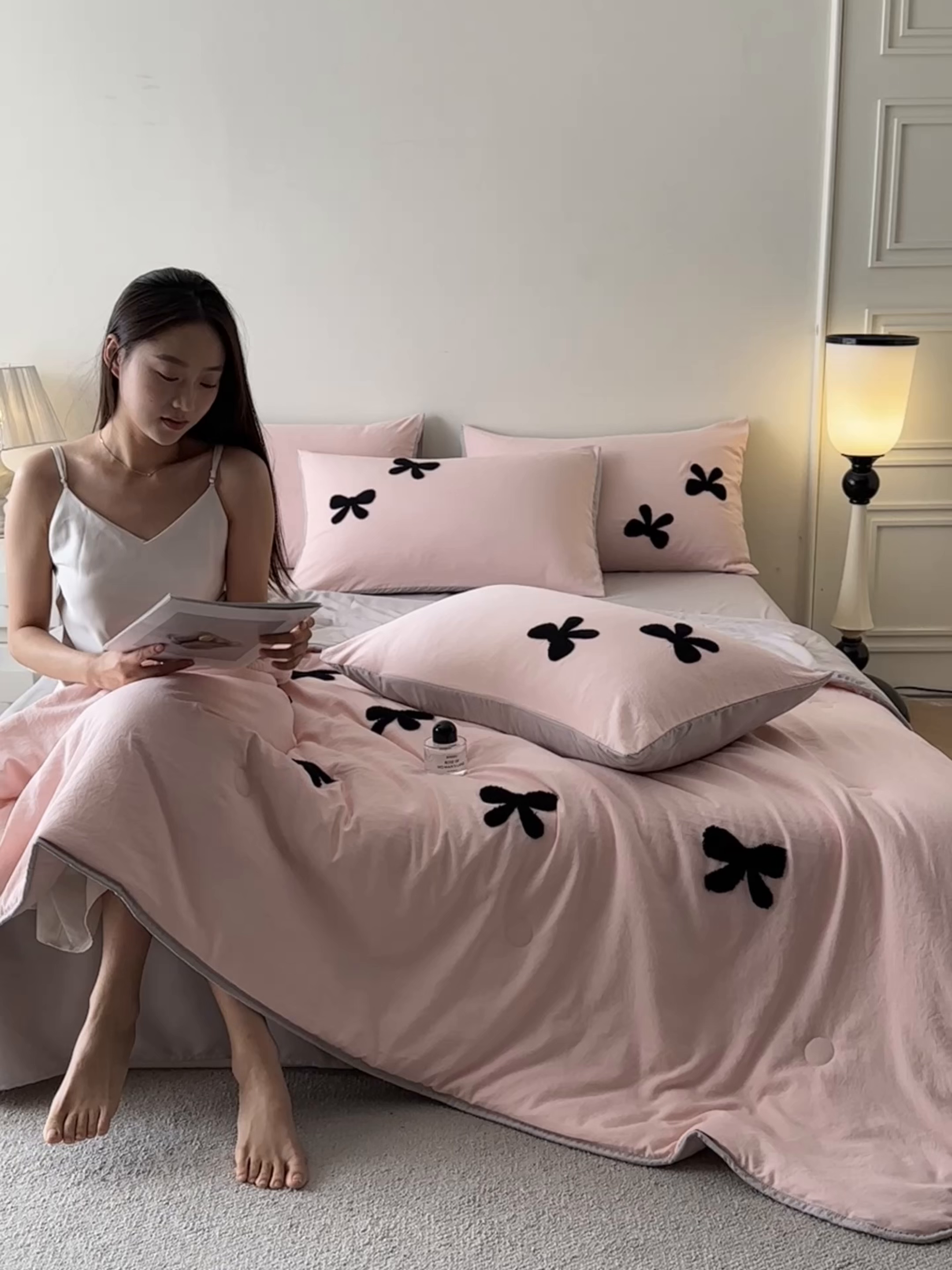 91家纺网 家纺一手货源 找家纺 遇见家居生活馆 2026新款水洗棉毛巾绣夏被四件套-艾拉 艾拉-蝴蝶结嫩粉+浅灰