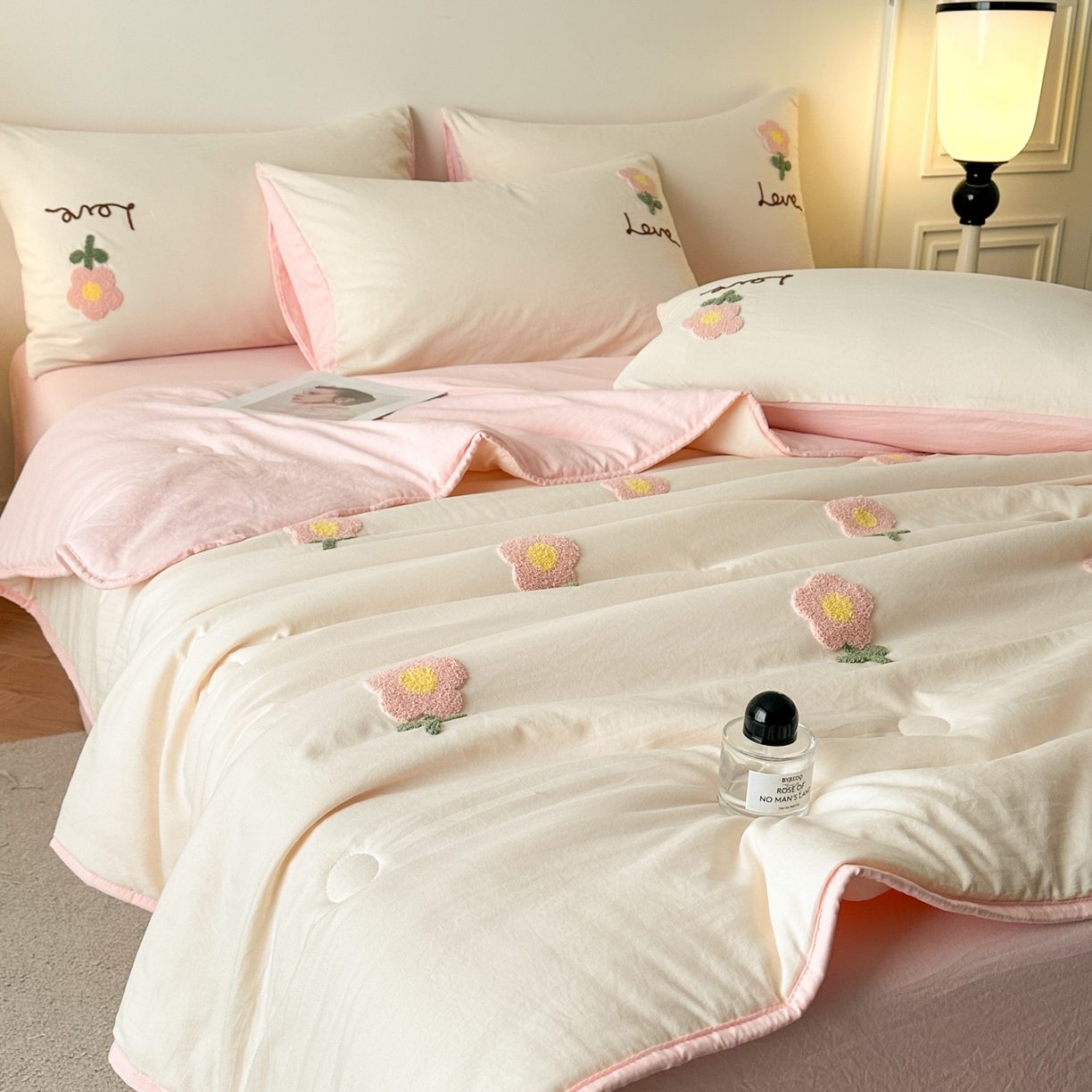 91家纺网 家纺一手货源 找家纺 遇见家居生活馆 2026新款水洗棉毛巾绣夏被四件套-艾拉 艾拉-花朵米白+嫩粉