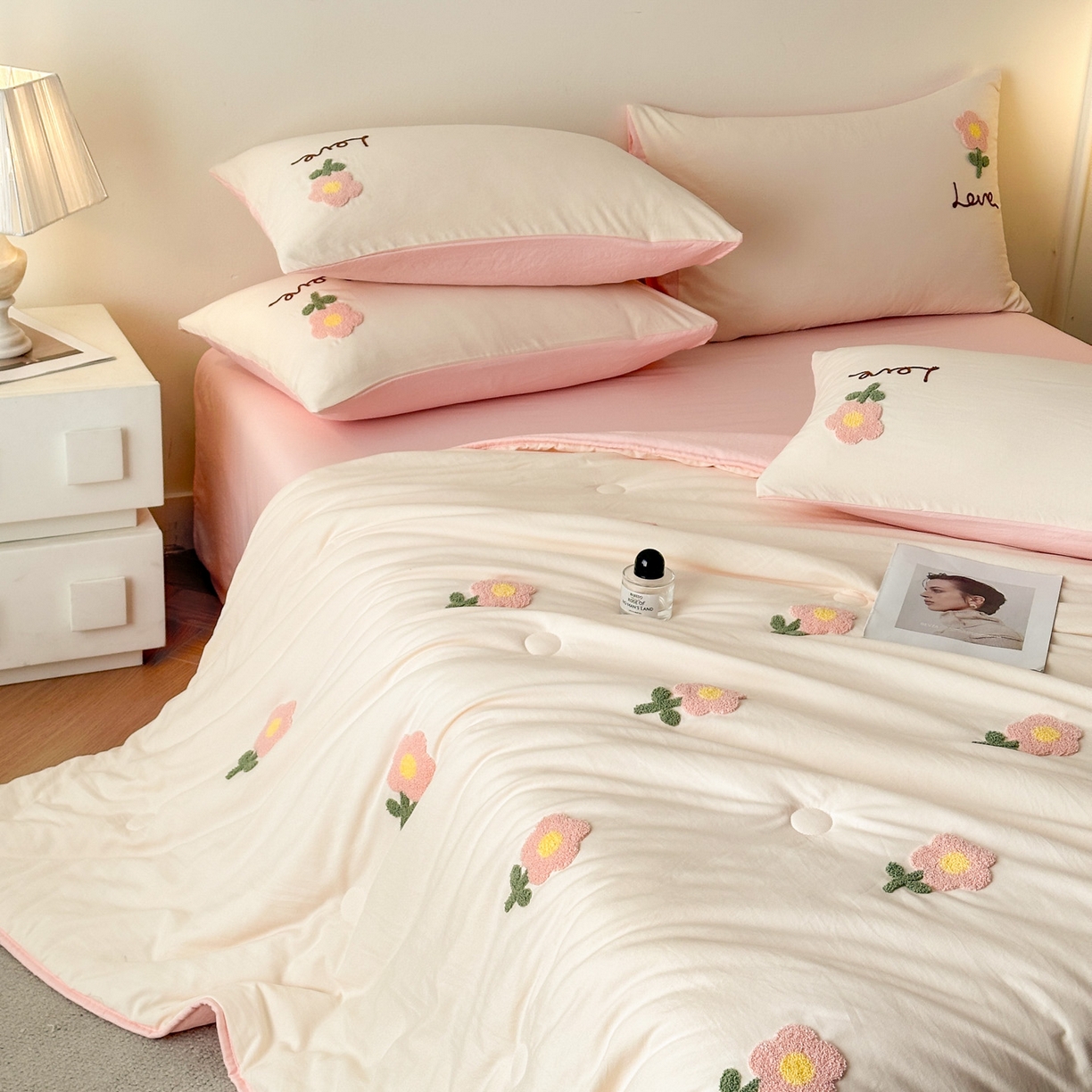 91家纺网 家纺一手货源 找家纺 遇见家居生活馆 2026新款水洗棉毛巾绣夏被四件套-艾拉 艾拉-花朵米白+嫩粉