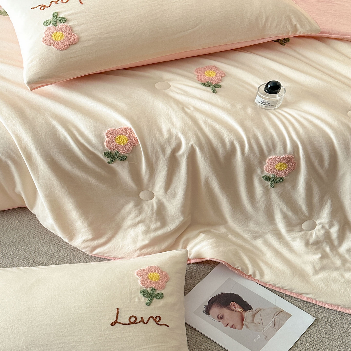 91家纺网 家纺一手货源 找家纺 遇见家居生活馆 2026新款水洗棉毛巾绣夏被四件套-艾拉 艾拉-花朵米白+嫩粉