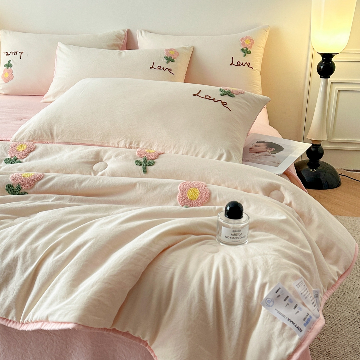 91家纺网 家纺一手货源 找家纺 遇见家居生活馆 2026新款水洗棉毛巾绣夏被四件套-艾拉 艾拉-花朵米白+嫩粉