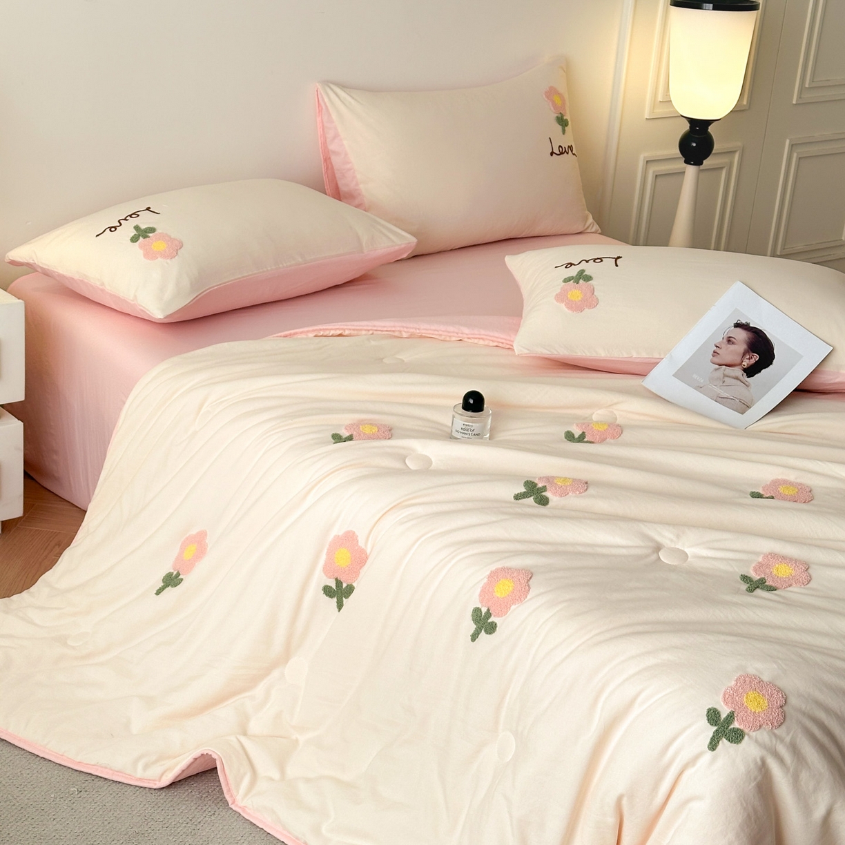 91家纺网 家纺一手货源 找家纺 遇见家居生活馆 2026新款水洗棉毛巾绣夏被四件套-艾拉 艾拉-花朵米白+嫩粉