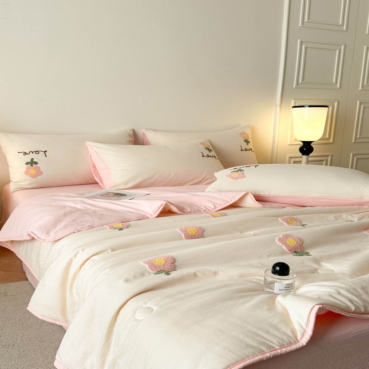 91家纺网 家纺一手货源 找家纺 遇见家居生活馆 2026新款水洗棉毛巾绣夏被四件套-艾拉 艾拉-花朵米白+嫩粉