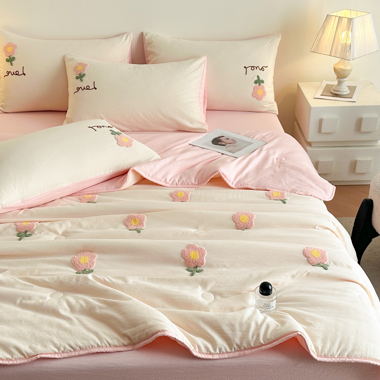 91家纺网 家纺一手货源 找家纺 遇见家居生活馆 2026新款水洗棉毛巾绣夏被四件套-艾拉 艾拉-花朵米白+嫩粉