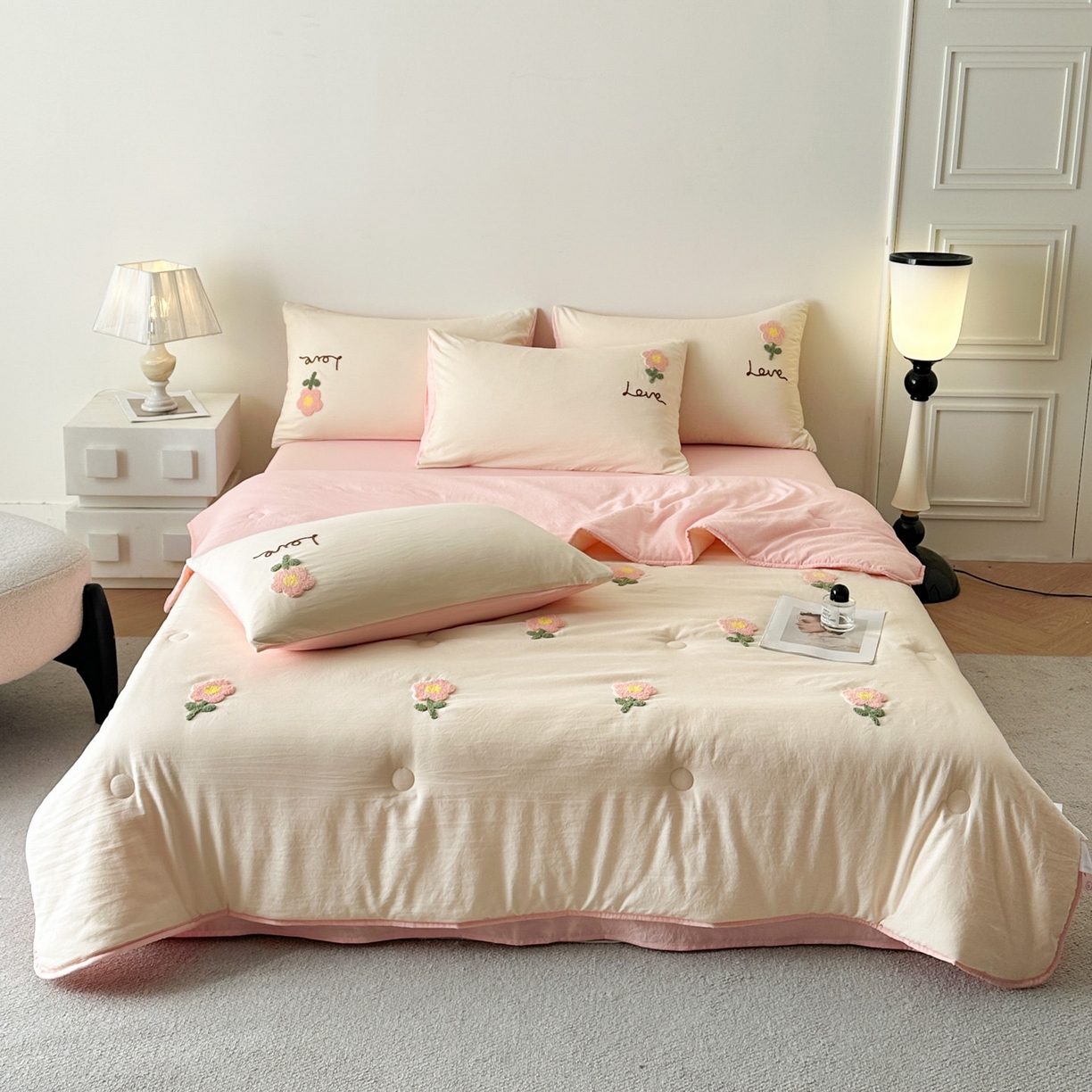 91家纺网 家纺一手货源 找家纺 遇见家居生活馆 2026新款水洗棉毛巾绣夏被四件套-艾拉 艾拉-花朵米白+嫩粉