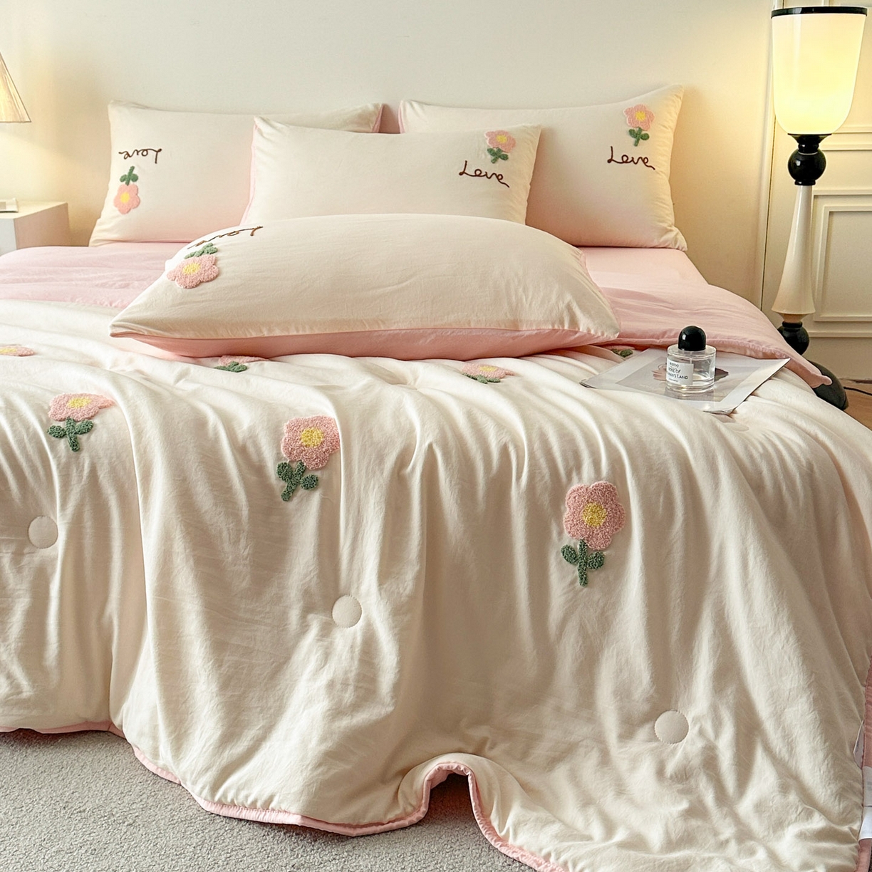 91家纺网 家纺一手货源 找家纺 遇见家居生活馆 2026新款水洗棉毛巾绣夏被四件套-艾拉 艾拉-花朵米白+嫩粉