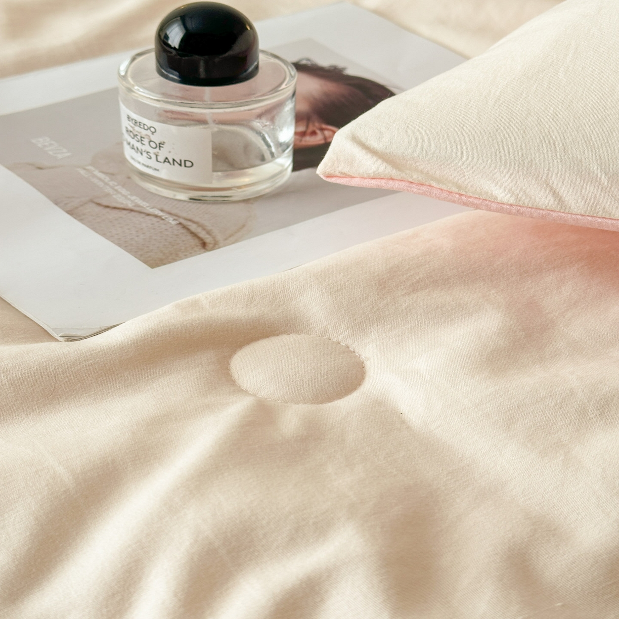 91家纺网 家纺一手货源 找家纺 遇见家居生活馆 2026新款水洗棉毛巾绣夏被四件套-艾拉 艾拉-花朵米白+嫩粉