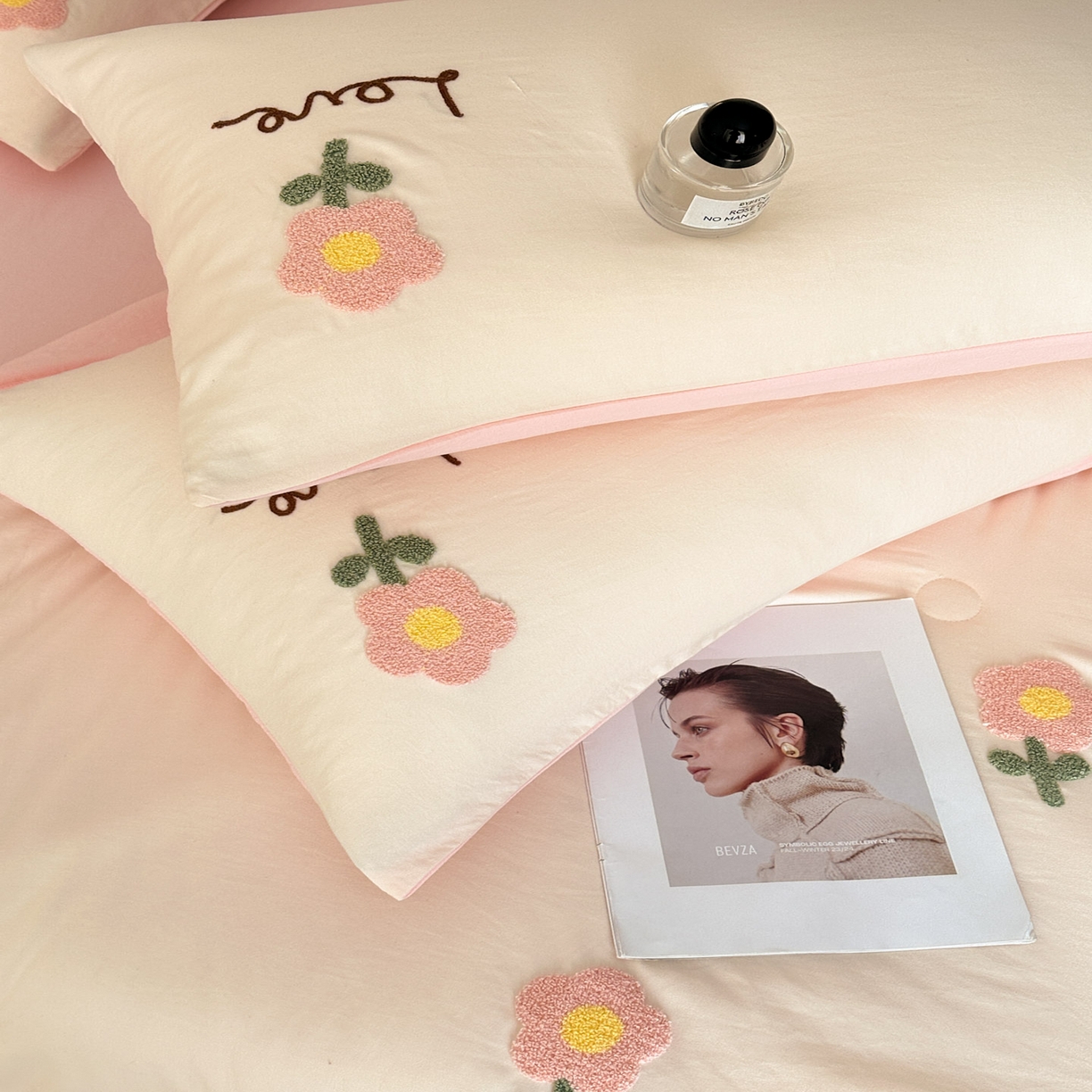 91家纺网 家纺一手货源 找家纺 遇见家居生活馆 2026新款水洗棉毛巾绣夏被四件套-艾拉 艾拉-花朵米白+嫩粉